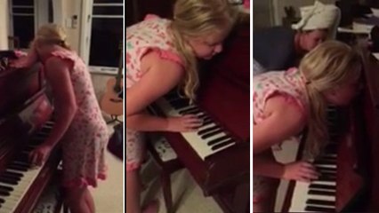 Somnambule, cette fille s'est levée en pleine nuit pour jouer un morceau de piano