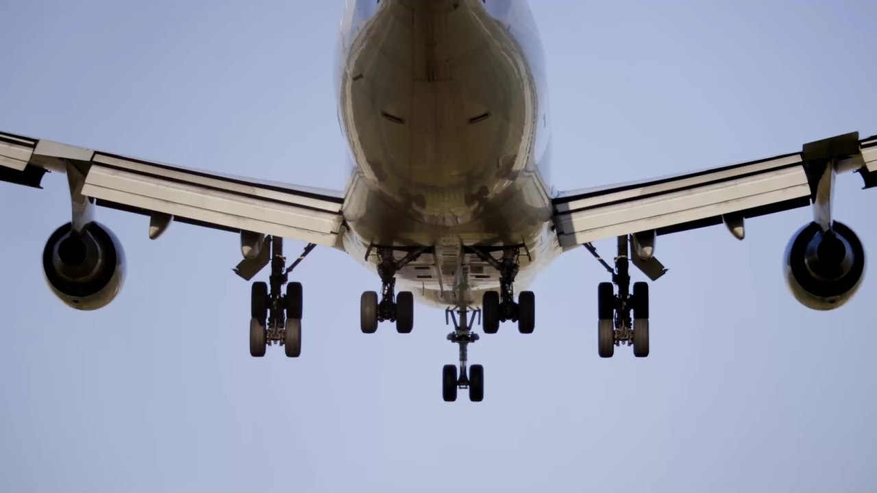 Stewardess verrät: Deshalb solltet ihr niemals die Tasche im Sitz vor euch nutzen!