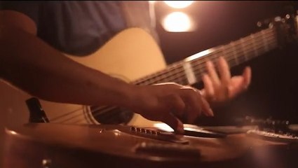 Cet homme reprend une chanson célèbre à deux guitares