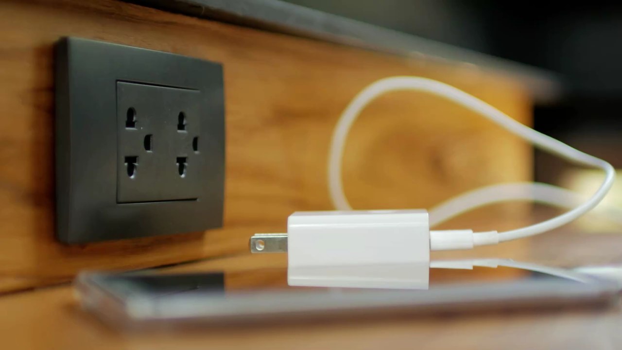 Versteckte Stromfresser: So teuer kann es werden, das Ladekabel in der Steckdose zu lassen