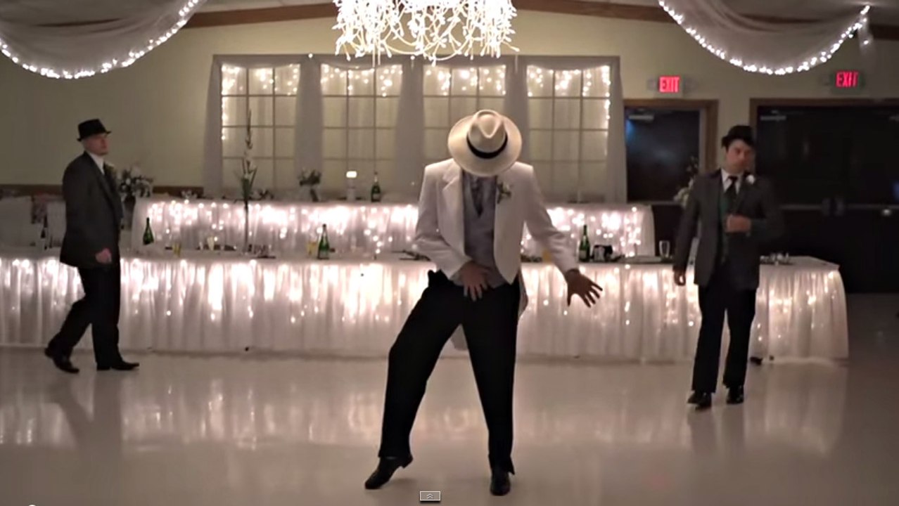 Un marié épate ses invités avec une danse incroyable sur ''Smooth Criminal'' de Michael Jackson