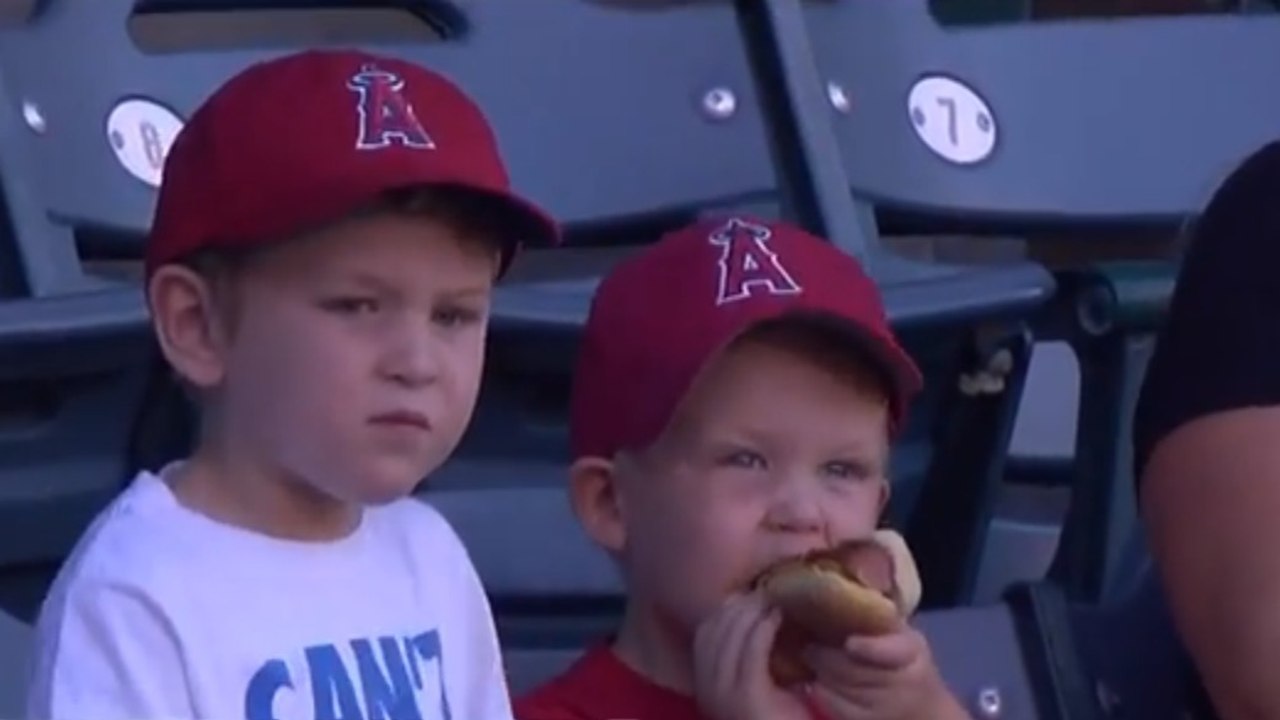 Cet enfant a tellement de mal à manger son hot dog que vous allez forcément l'adorer