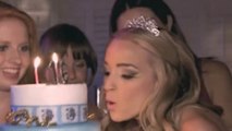 Quand une blonde souffle ses bougies d'anniversaire