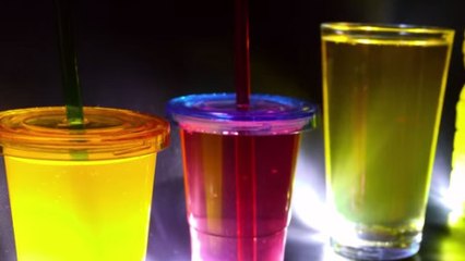 En rendant vos boissons lumineuses, vous allez faire un carton à votre prochaine soirée. Tout le monde va adorer