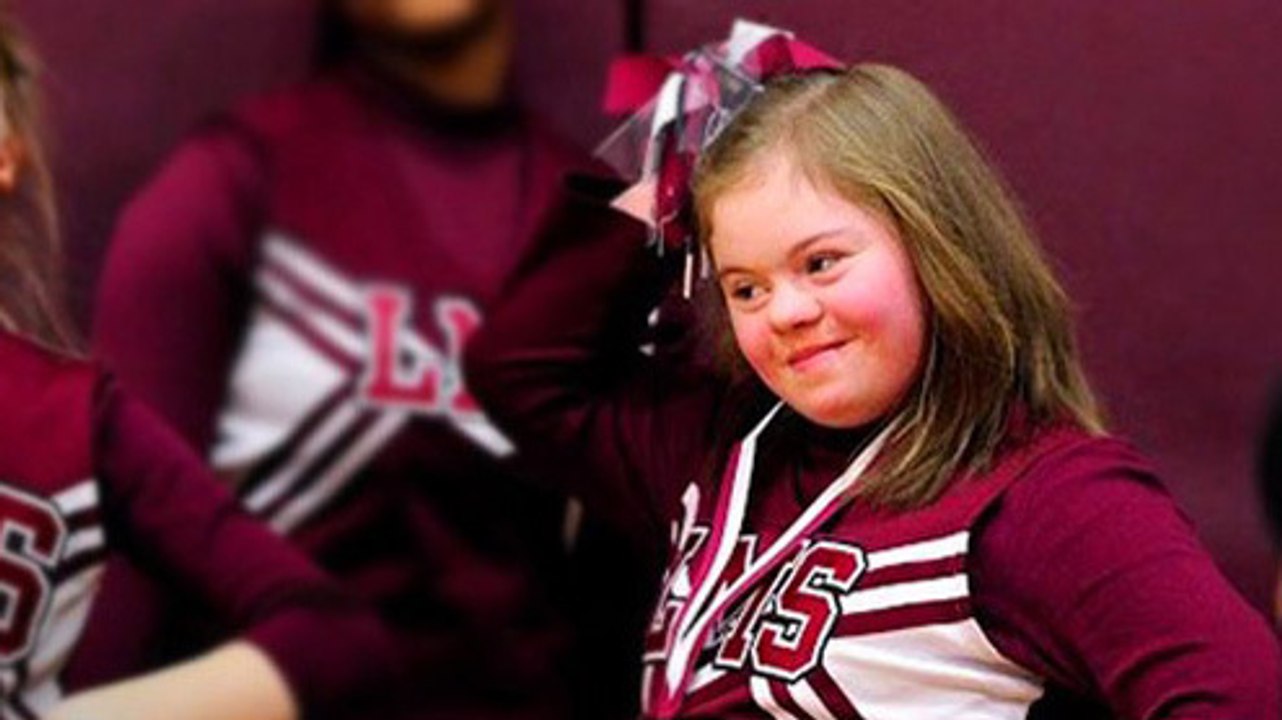 Moquée à cause de son handicap, cette jeune pom-pom girl est défendue par trois basketteurs