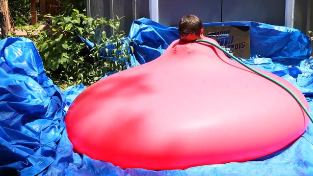 Cet homme s'est glissé dans un ballon rempli d'eau et aussi grand que lui. Le résultat est hilarant !