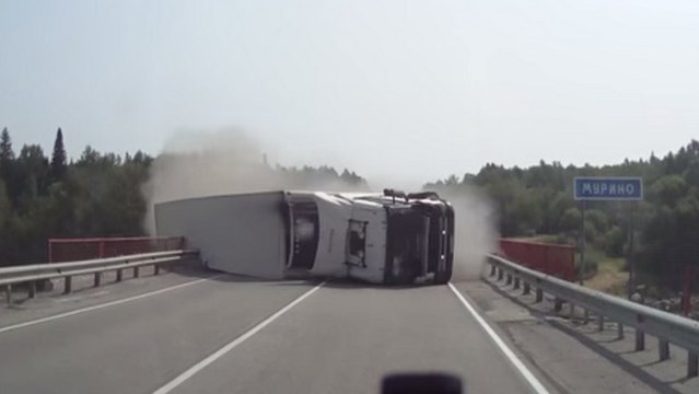 L'accident impressionnant d'un camion qui semble tout droit sorti d'un film d'action