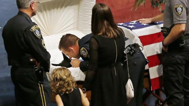 Un policier rend un dernier hommage à son compagnon