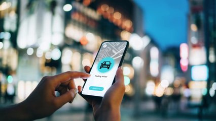 Wegen Unwetter: Mann sitzt 9 Stunden in Uber fest, dann bekommt er eine satte Rechnung