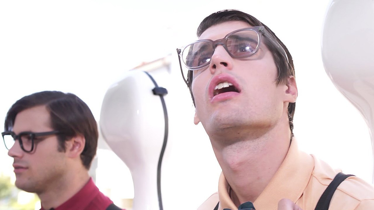 Le public commence par les huer, mais quelques secondes plus tard...