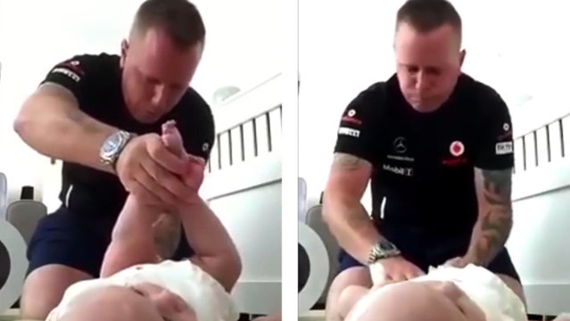 Ce père voulait changer la couche de sa fille mais tout ne se passe pas du tout comme prévu