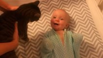 Un bébé éclate de rire quand il voit son chat