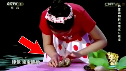 Cette fillette arrive à hypnotiser un chien, une grenouille, un lapin et une poule sur un plateau de télévision