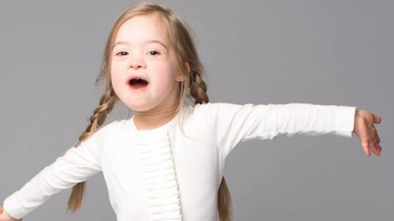 Une petite fille trisomique soutient les élèves handicapés