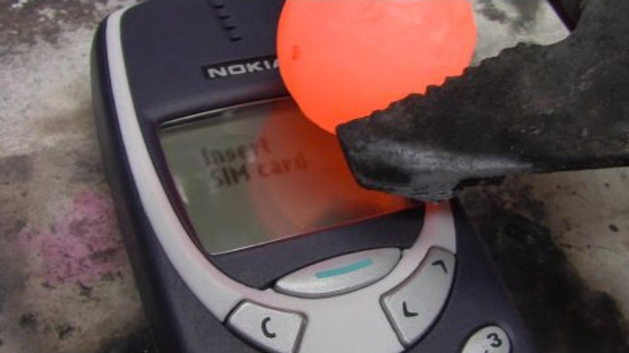 Voilà ce qui arrive quand on met une boule de métal chaud sur un Nokia 3310