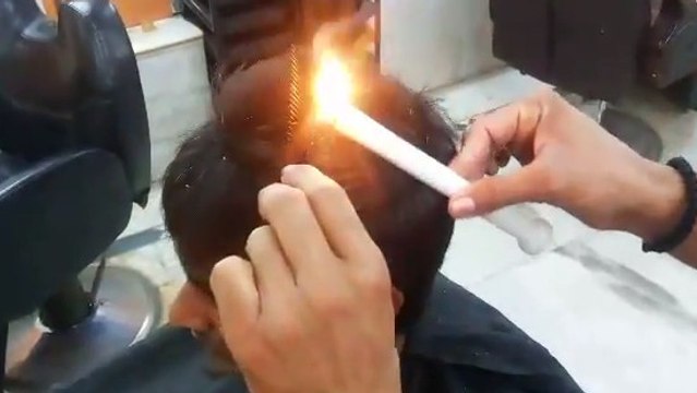Ce coiffeur coupe les cheveux avec la flamme d'une bougie. Une technique totalement dingue