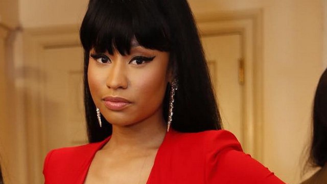 Nicki Minaj : la chanteuse affole Instagram avec une robe rouge décolleté