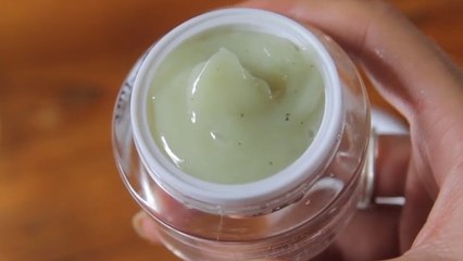 Réalisez une crème hydratante au thé vert. Elle sera parfaite pour les peaux sèches