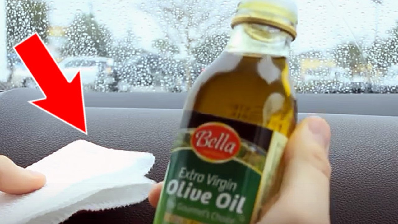 Il verse de l'huile d'olive sur son tableau de bord et ses sièges de voiture. Le résultat est génial !