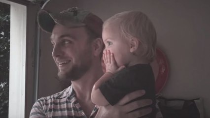 La magnifique réaction d'une fillette découvrant la pluie pour la toute première fois