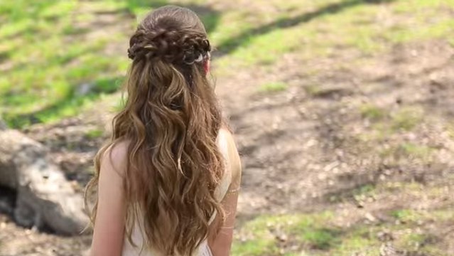 Ce bandeau tressé est très élégant. Il est parfait pour les soirées