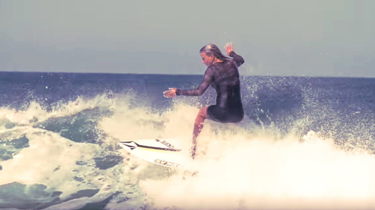 Cette française a décidé de faire du surf en robe de soirée et en talon aiguille