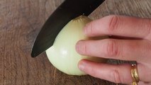 Vous ne savez jamais comment couper un oignon ? Apprenez à l'émincer super facilement