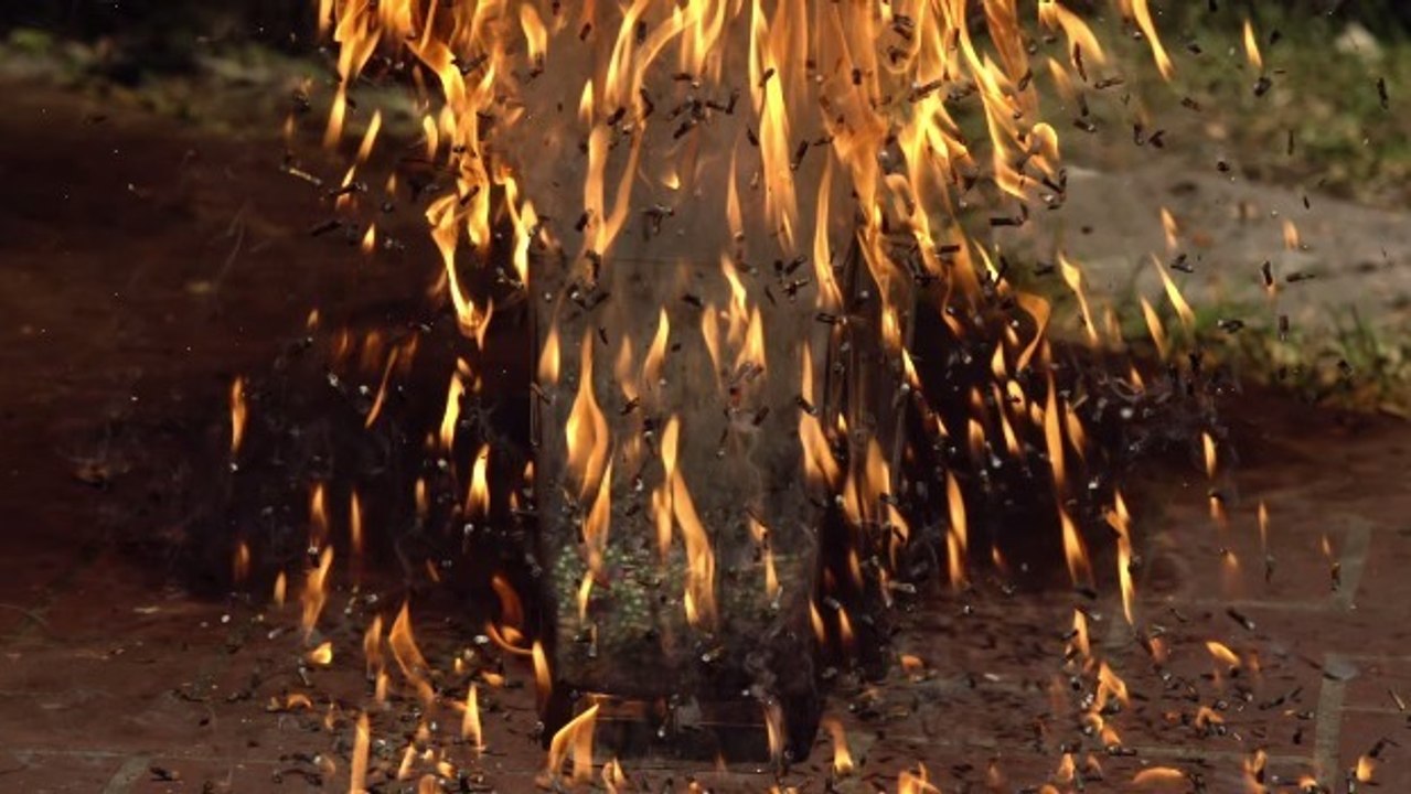 6000 allumettes qui explosent en slow motion