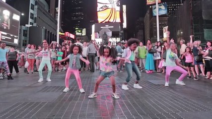 La chorégraphie géniale d'une petite fille en plein Times Square fait le tour du monde