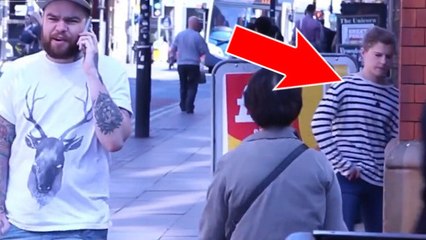 Il oublie son argent au distributeur, quelle sera la réaction des passants ?