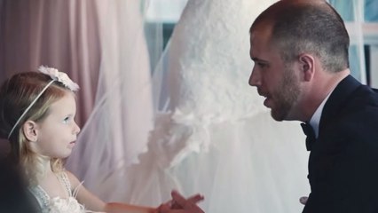 En pleine cérémonie, il s'adresse à la fille de la mariée et lui fait le plus beau des discours
