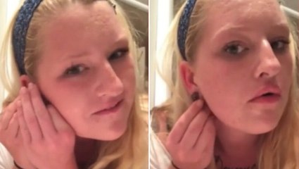 Elle se déchire le lobe de l'oreille avec un écarteur