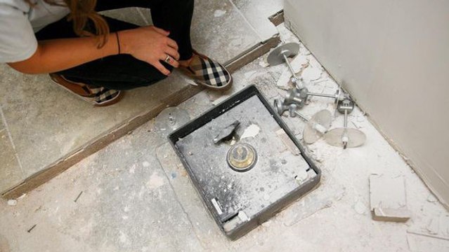 Ils découvrent une boite vieille de 50 ans derrière le mur de leur cuisine