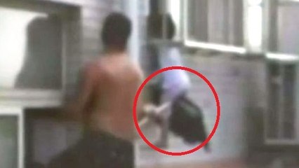 Un homme sauve une fillette coincée à la fenêtre d'un immeuble