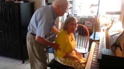 Après des années de mariage, ce vieux couple continue de s'amuser