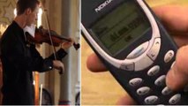 Un violoniste répond à un téléphone qui sonne en plein concert