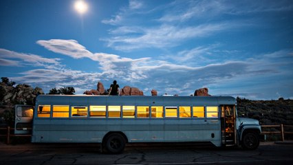 Un apprenti architecte achète un bus abandonné et le transforme en vrai palace