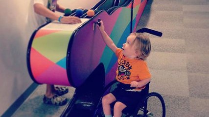 Une maman remercie un enfant qui a joué avec son fils handicapé