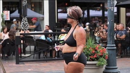 Elle dévoile son corps en pleine rue pour aider les gens à s'accepter