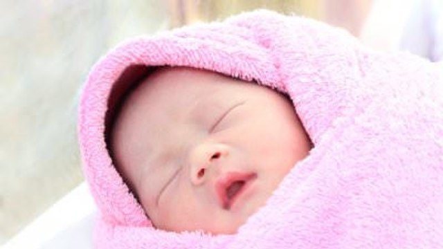 Ce petit garçon sauve sa petite soeur en lui chantant une berceuse