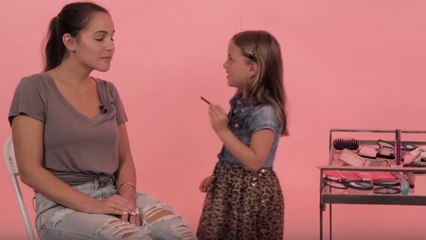 Quand des fillettes maquillent des femmes pour un rendez-vous