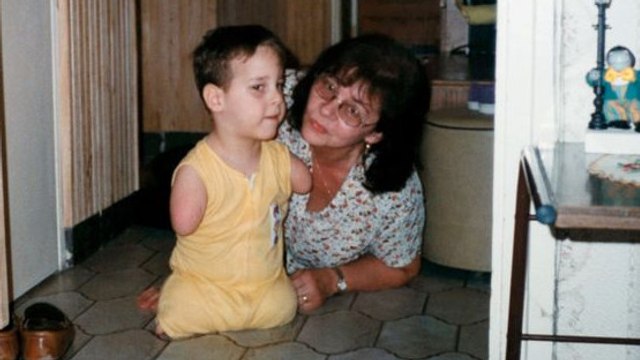 Né sans bras et sans jambes, le jeune Szabolcs Kollinger a 22 ans et il a bien grandi