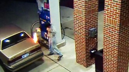 Il veut tuer une araignée avec un briquet dans une station-service