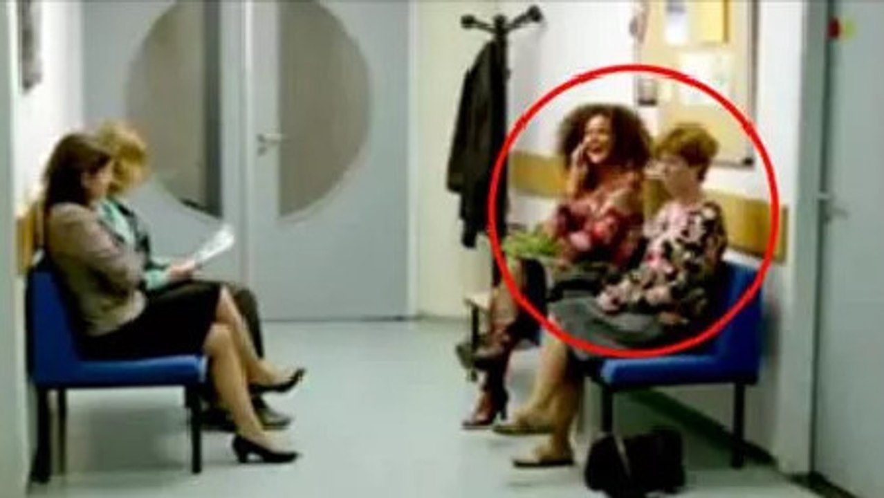 Elle parlait vraiment très fort au téléphone et la réaction de la femme à côté ne s'est pas faite attendre