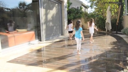 Cette terrasse réserve une immense surprise. Tout le monde rêverait de l'avoir chez soi