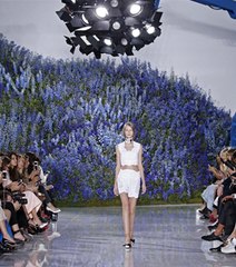 Dior Fashion week : Une montagne de fleurs en plein Paris