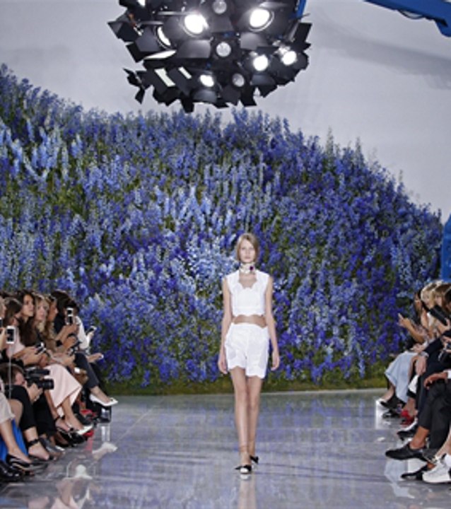 Dior Fashion week : Une montagne de fleurs en plein Paris