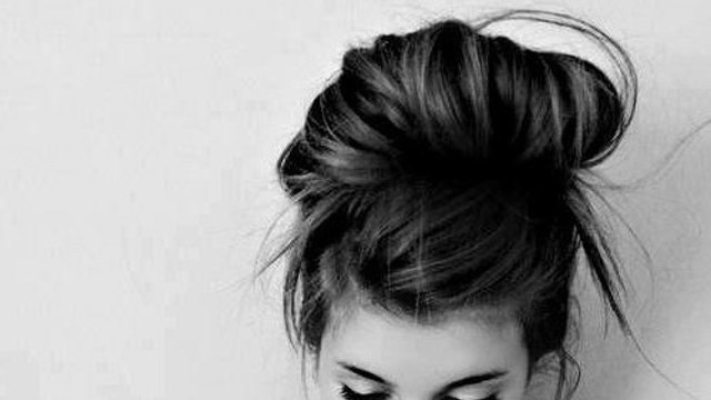 Comment réussir son messy bun ? Ce tuto va vous aider