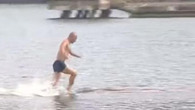 Un moine shaolin court sur l'eau pendant plus de 100 mètres