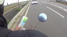 Un automobiliste jette une bouteille et un scooter est bien décidé à lui donner une bonne leçon